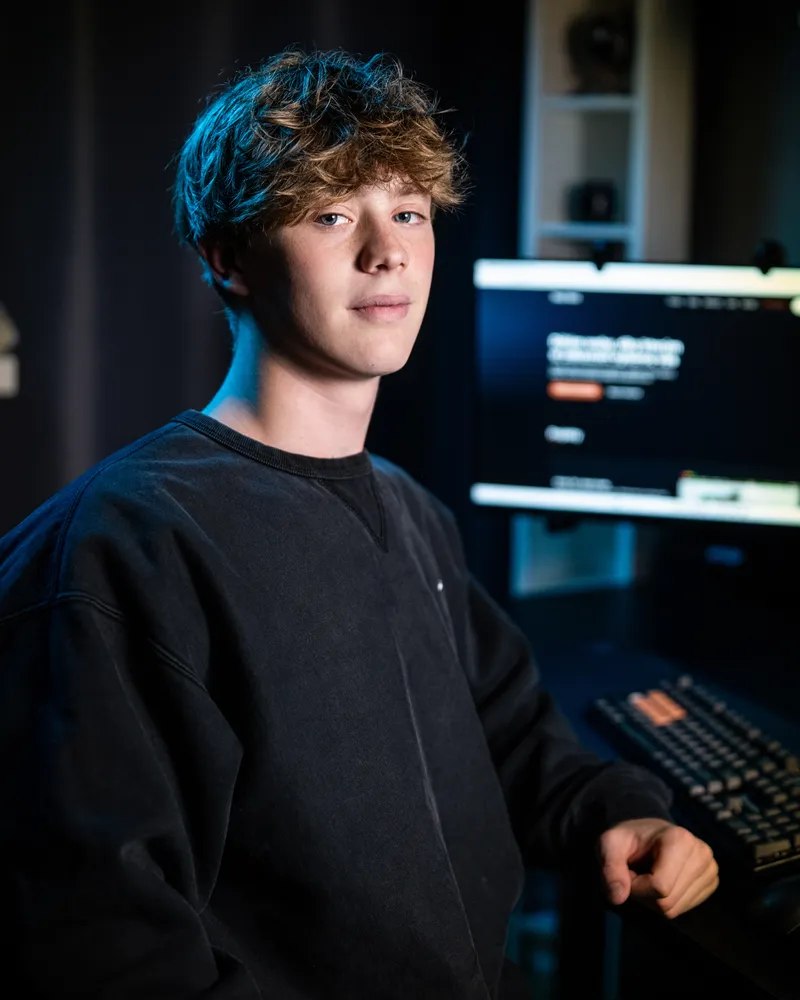 Štěpán Mikeš u svého pracovního stolu s počítačem